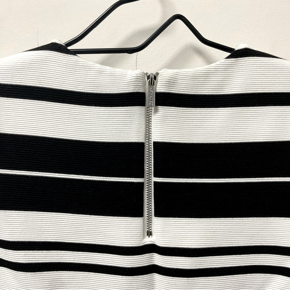 Striking Black & White Striped Ribbed Textured Sleeveless Shirt! - Picture 5 of 9